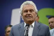Caiado cobra explicações de Flávio Bolsonaro sobre conversas com banqueiro