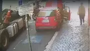 Caminhão atropela motocicleta na Afonso Pena em Uberlândia; veja vídeo