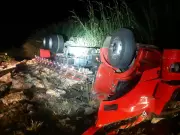 Caminhão carregado com batatas tomba na BR-262 em Luz e motorista fica ferido