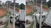 Caminhão desgovernado desce morro, destrói muro e derruba poste em São José