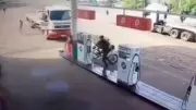 Caminhão invade posto de combustíveis e destrói motocicleta em SC