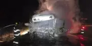 Caminhão pega fogo após colisão na Rodovia Castello Branco em Bofete