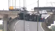 Caminhão tomba e bloqueia acesso da BR-448 em Porto Alegre