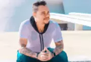 Cantor sertanejo Adriano Muniz é encontrado morto em casa no DF