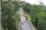 Carreta carregada com amendoim tomba e interdita rodovia SP-294 em Pacaembu