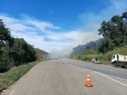 Carreta com gás tomba e pega fogo na BR-040 em Juiz de Fora