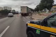 Carreta perde controle e atravessa guard-rail na Via Dutra em São José dos Campos