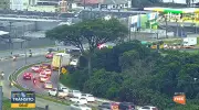 Carreta tomba e atinge dois veículos na Grande Florianópolis