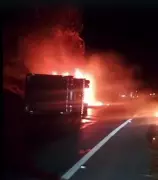 Carreta tomba e pega fogo na RJ-186, em Santo Antônio de Pádua