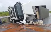 Carreta tomba na BR-304 em Macaíba e interdita parcialmente a rodovia