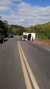 Carreta tomba na BR-393 em Barra do Piraí e deixa homem ferido