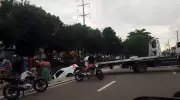 Carro cai em igarapé na Zona Oeste de Manaus após motorista perder controle