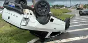 Carro capota após colisão na Avenida do Turismo em Manaus