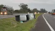 Carro capota na Freeway e caminhonete tenta desviar e cai no canteiro central