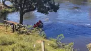 Carro despenca de ponte em MT e bombeiros buscam vítimas no Rio das Mortes