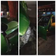 Carro destruído após colisão contra árvore no Centro de BH; condutor ferido