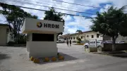 Carro invade maternidade em Garanhuns e deixa três feridos