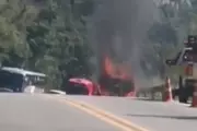 Carro pega fogo e interdita Rodovia Oswaldo Cruz em Taubaté por 3h