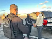 Casal de facção criminosa preso na Bolívia é transferido para Salvador