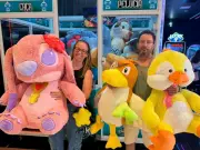 Casal de São Carlos viraliza com habilidade para 'caçar' bichos de pelúcia em máquinas