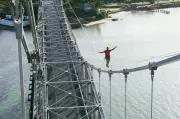 Catarinense Rafael Bridi tenta recorde mundial de highline na Ponte Hercílio Luz