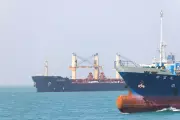 Cessar-fogo frágil: tensão Irã-EUA persiste com passagem de navio no Estreito de Ormuz