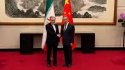 China pede cessar-fogo entre EUA e Irã e reabertura do Estreito de Ormuz