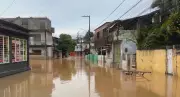 Chuvas fortes alagam bairros da Zona Oeste do Recife e elevam nível do Rio Teipió