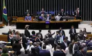 Câmara aprova minirreforma que blinda fundos partidários e permite disparo em massa