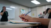 Câmara aprova piso de R$ 5.130 para professores em 2026