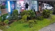 Câmera flagra tentativa de roubo que termina com homem morto em Porto Alegre