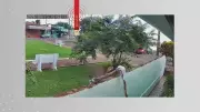 Câmera flagra vizinha jogando líquido com fezes em quintal de casa em Arandu