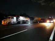 Colisão entre caminhões derrama enxofre na Rodovia Ayrton Senna