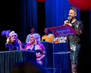 Comédia LGBT+ lota teatros em SP e atrai público hétero