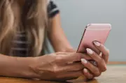 Compras por impulso online: gatilhos e crédito fácil elevam endividamento no Brasil