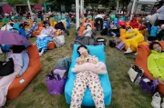 Concurso de soneca em Seul atrai centenas para dormir ao ar livre