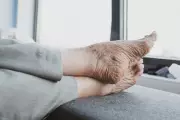 Cortar unhas dos pés: teste simples revela risco de queda em idosos