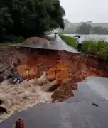 Cratera na PB-032 aumenta com chuvas e via é totalmente interditada