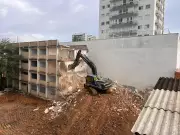 Demolição de prédio que cedeu em Itajaí começa nesta segunda