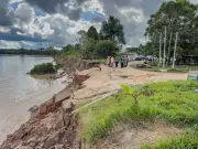 Desbarrancamento no Rio Juruá desaloja cinco famílias em Rodrigues Alves