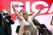 Direitista Laura Fernández assume presidência da Costa Rica com promessa de linha-dura