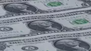 Dólar cai ao menor valor desde janeiro de 2024 e fecha a R$ 4,91