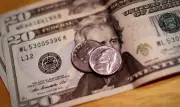 Dólar cai e fecha abaixo de R$ 5 após recuo de Trump no Irã