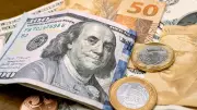 Dólar fecha abaixo de R$ 5 com alívio geopolítico; Bolsa cai leve