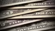 Dólar fecha acima de R$ 5 com alta semanal de 3,48%; Bolsa cai