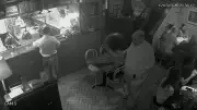 Ed Motta é intimado após jogar cadeira em restaurante no Rio; vídeo mostra confusão