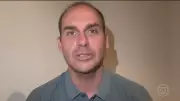Eduardo Bolsonaro admite assinar contrato como produtor-executivo de filme sobre o pai