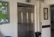 Elevadores quebrados no Hospital Walfredo Gurgel obrigam pacientes ortopédicos a usar escadas