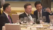 Elon Musk e CEO da Xiaomi se encontram em jantar na China; interação gera polêmica