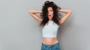 Entenda o que causa o frizz e como controlá-lo com cuidados certos